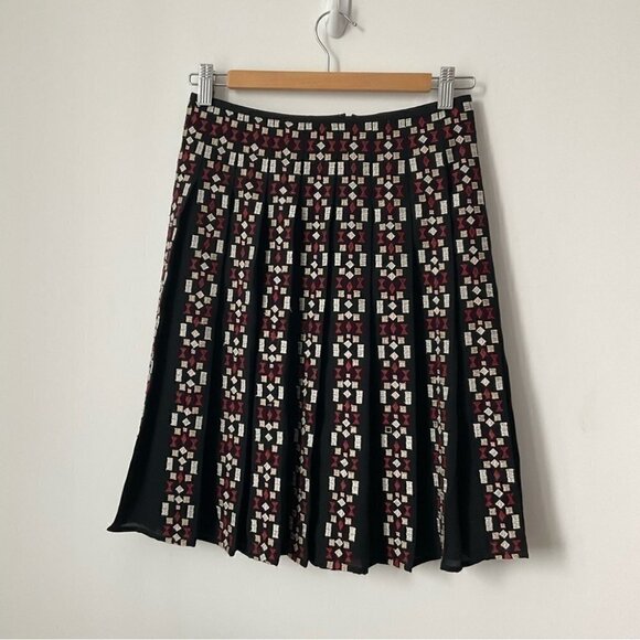 ⭐️HOST PICK Ann Taylor  Petite Women's Black Embroidered Pleated Skirt Size 0P - Picture 2 of 7